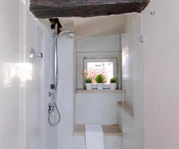 Rent In Trevi Fountain Rom